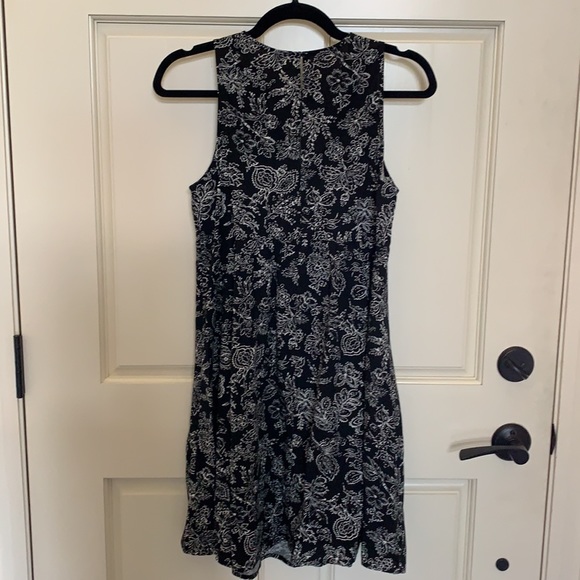 Old Navy Sleeveless Dress - Picture 4 of 5